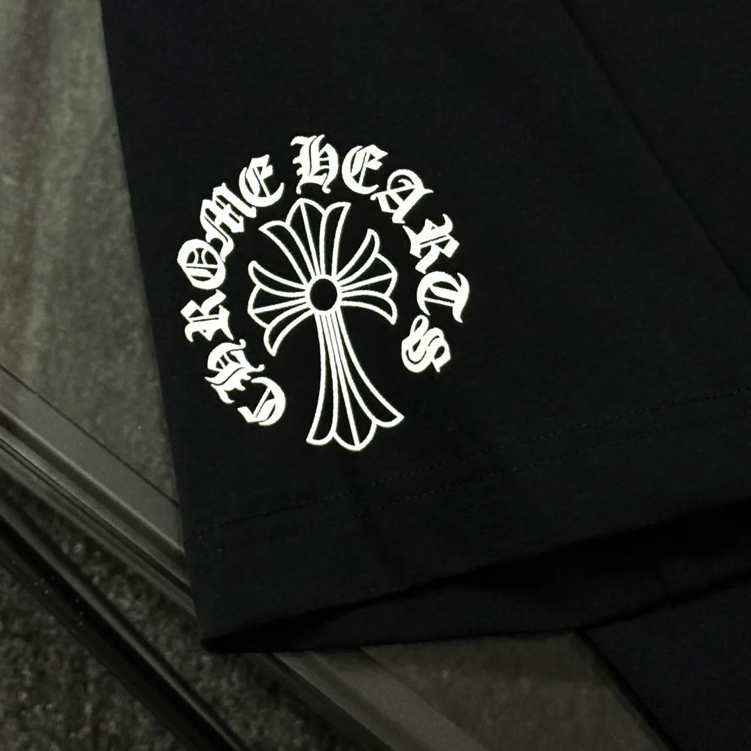 P170 Chrome Hearts 25 high-end versions. The fabric is made of 300 grams of high-density pure cotton. It does not deform or shrink. It has three labels. It is the same style for men and women. Technology: suede foaming + digital printing. Color: white, black. SIZE: S-XL.